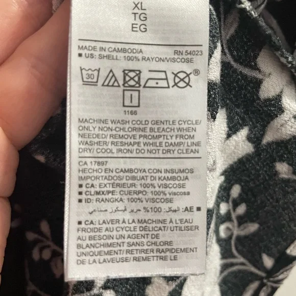 Old Navy Black linen shorts with floral top - Picture 6 of 16